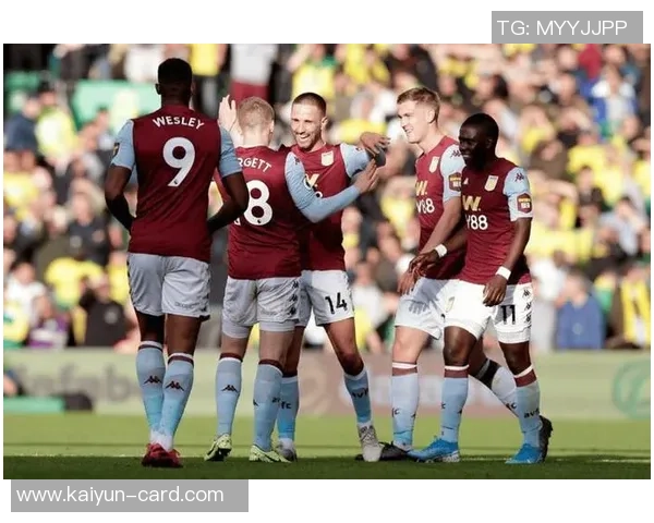 拉什福德在家观看阿斯顿维拉欧联比赛表达对老东家的支持与情感